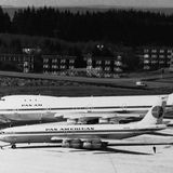 Eine Boeing 707 von PanAm steht vor einer Boeing 747
