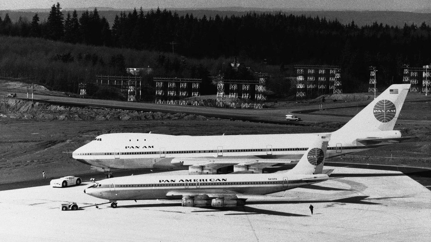 Eine Boeing 707 von PanAm steht vor einer Boeing 747 Eine Boeing 707 von PanAm steht vor einer Boeing 747