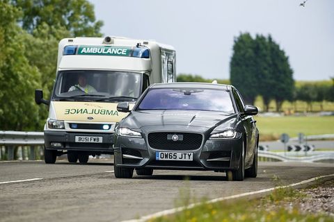 Vor einem herannahenden Rettungswagen wird in Zukunft gewarnt.