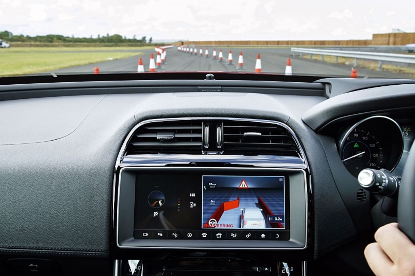 Der Baustellen-Assistent pilotiert das Fahrzeug schon jetzt fast völlig autonom hindurch.