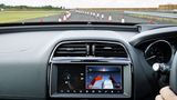 Der Baustellen-Assistent pilotiert das Fahrzeug schon jetzt fast völlig autonom hindurch.