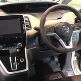 Das Cockpit des Nissan Serena S-Hybrid 2016
