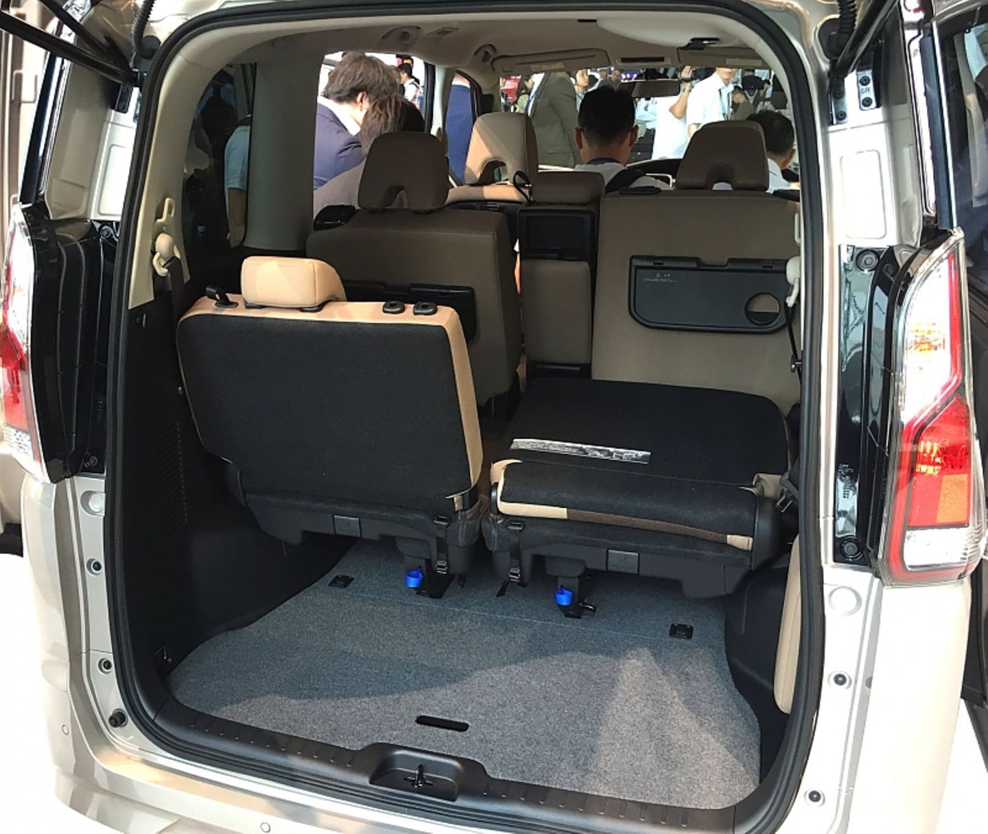 Nissan Serena S-Hybrid 2016 - Platz für sechs Personen