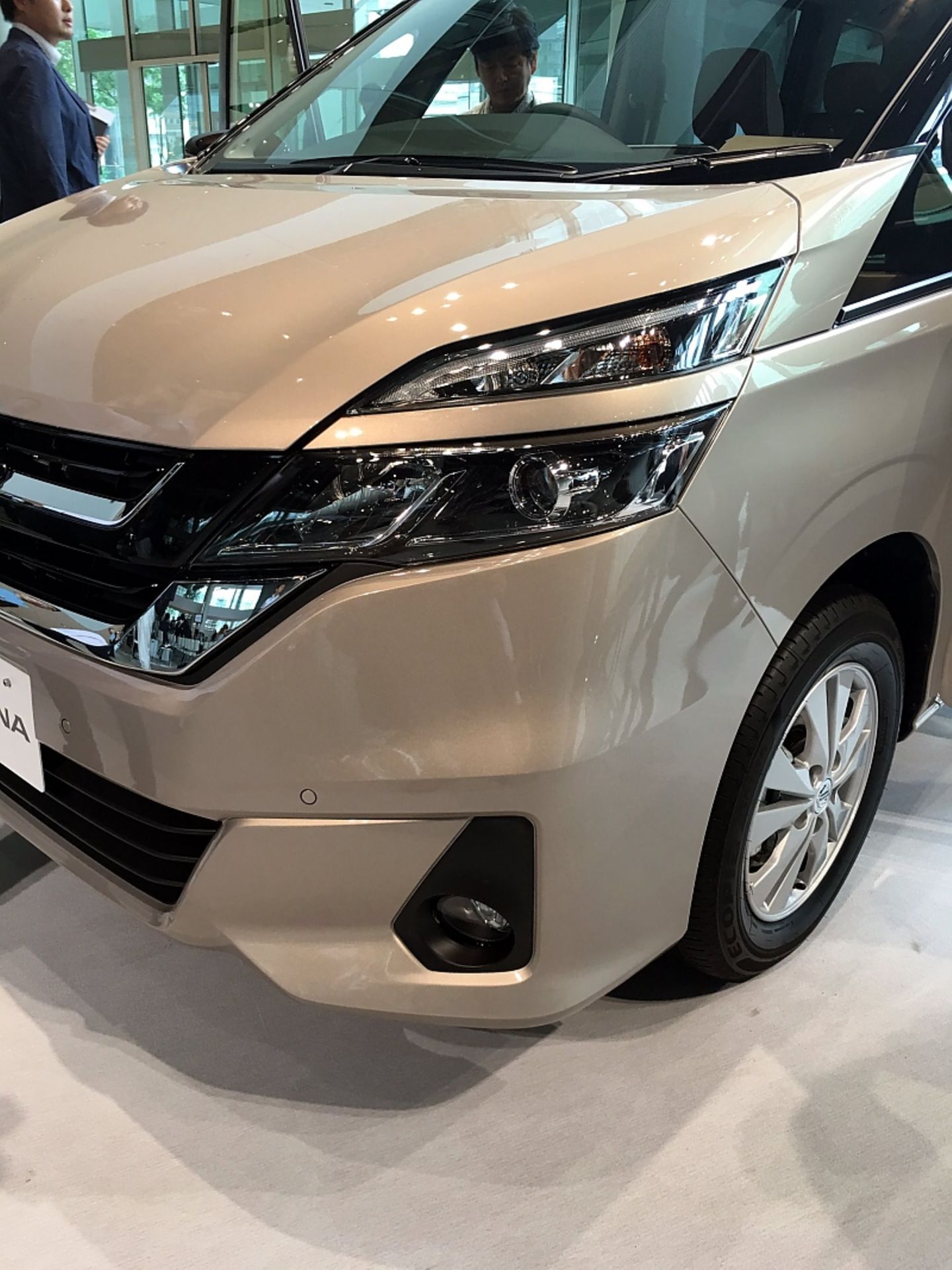 Nissan Serena S-Hybrid 2016 - LED-Licht gegen Aufpreis