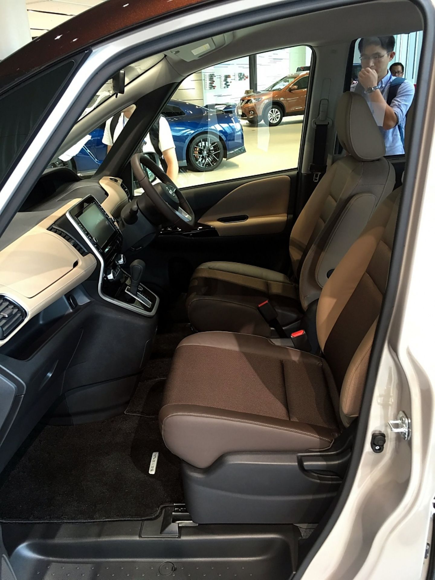 Nissan Serena S-Hybrid 2016 - die erste Reihe