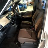 Nissan Serena S-Hybrid 2016 - die erste Reihe