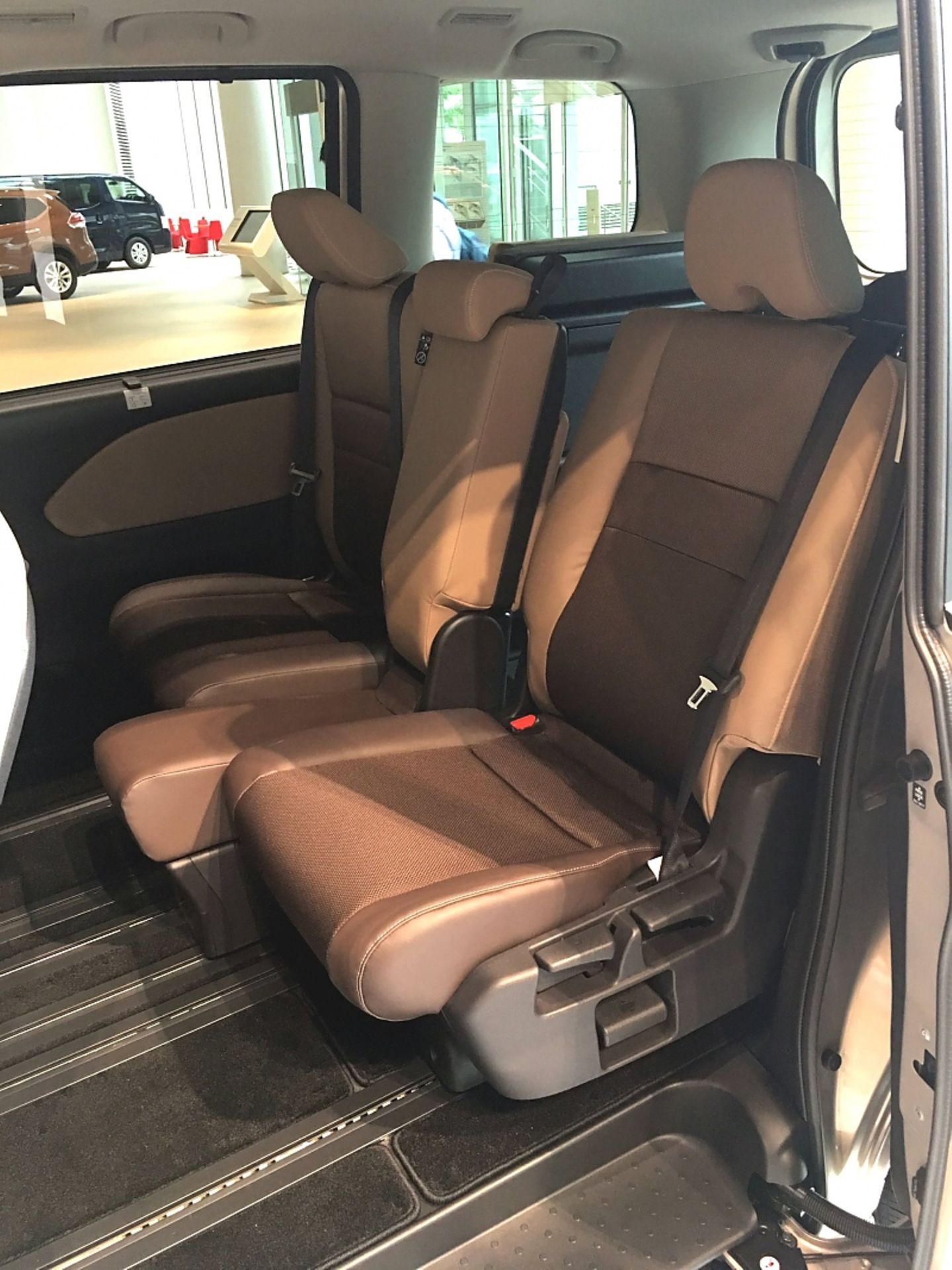 Nissan Serena S-Hybrid 2016 - verschiebbare Rücksitze in Reihe zwei