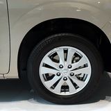 Der Nissan Serena S-Hybrid 2016 läuft auf winzigen 15-Zöllern