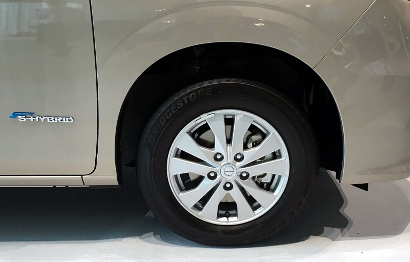 Der Nissan Serena S-Hybrid 2016 läuft auf winzigen 15-Zöllern