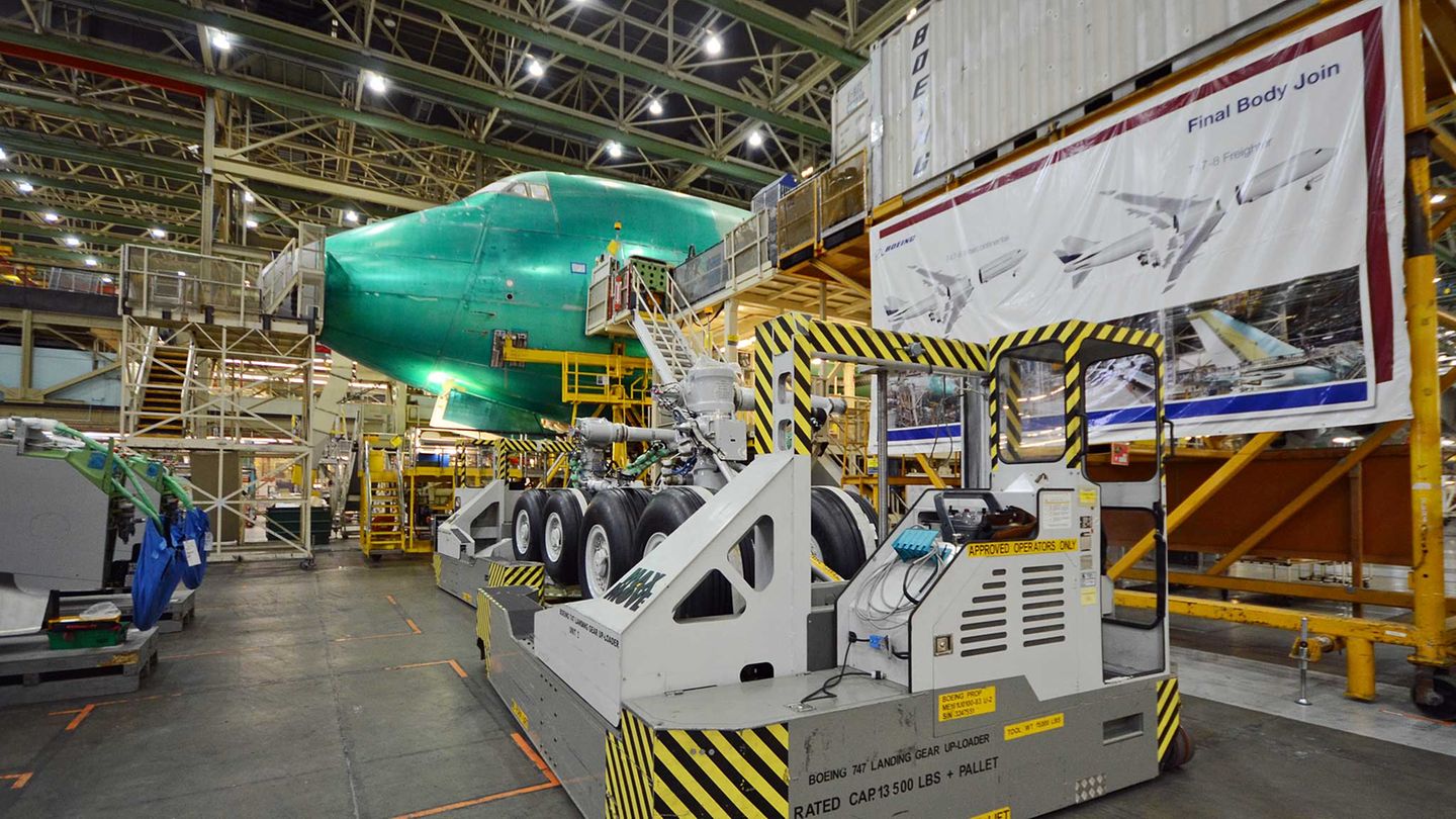 Boeing 747-8 bei der Fertigung im Werk Everett