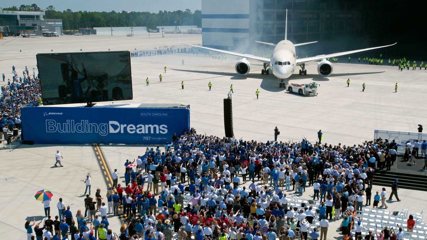 Follow Me: Viel Lehrgeld zahlte Boeing durch den erstmaligen Einsatz von modernen Werkstoffen im großen Stil bei der Entwicklung des „Dreamliner“, der mit jahrelanger Verzögerung Ende 2011 der ersten Airline übergeben wurde. Mehr als 50 Prozent von Rumpf und Flügeln sind aus Kunststoffen und Karbon gefertigt. Viel Lehrgeld zahlte Boeing durch den erstmaligen Einsatz von modernen Werkstoffen im großen Stil bei der Entwicklung des „Dreamliner“, der mit jahrelanger Verzögerung Ende 2011 der ersten Airline übergeben wurde. Mehr als 50 Prozent von Rumpf und Flügeln sind aus Kunststoffen und Karbon gefertigt.