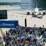 Viel Lehrgeld zahlte Boeing durch den erstmaligen Einsatz von modernen Werkstoffen im großen Stil bei der Entwicklung des „Dreamliner“, der mit jahrelanger Verzögerung Ende 2011 der ersten Airline übergeben wurde. Mehr als 50 Prozent von Rumpf und Flügeln sind aus Kunststoffen und Karbon gefertigt. 