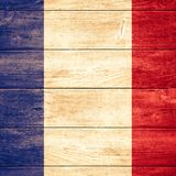 FRANKREICH  Begrüßung: Begrüßen Sie ihren Geschäftspartner mit einem leichten Handschlag.  Kleiderordnung: Kleider machen Leute. Vor allem in Frankreich wird auf eine adrette Erscheinung viel Wert gelegt.  Verspätung: In Frankreich ist Pünktlichkeit NICHT oberste Priorität. Verzeihen Sie daher, wenn ihr Geschäftspartner zu spät erscheint.