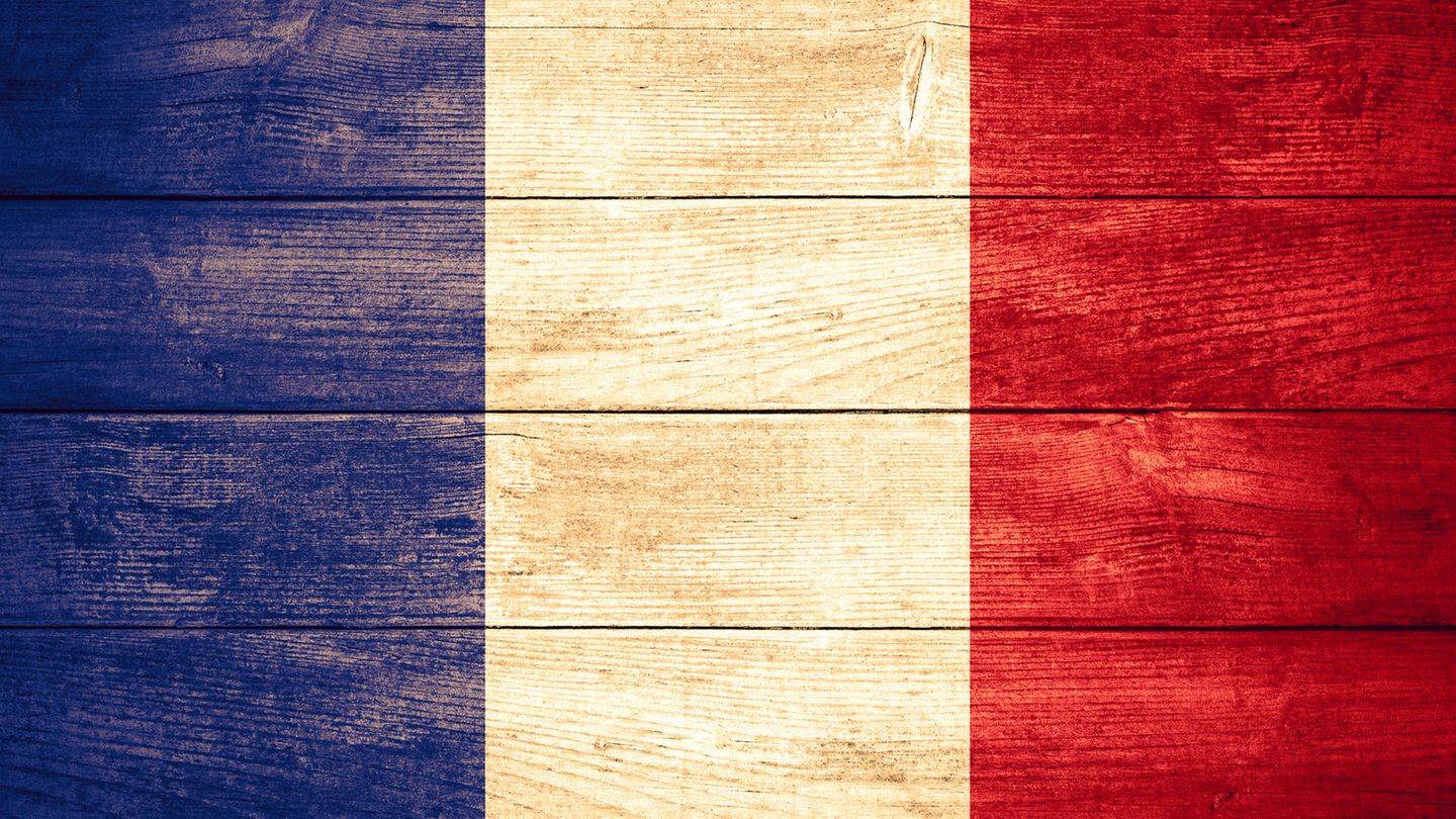 Regeln beim Business Lunch: FRANKREICH Begrüßung: Begrüßen Sie ihren Geschäftspartner mit einem leichten Handschlag. Kleiderordnung: Kleider machen Leute. Vor allem in Frankreich wird auf eine adrette Erscheinung viel Wert gelegt. Verspätung: In Frankreich ist Pünktlichkeit NICHT oberste Priorität. Verzeihen Sie daher, wenn ihr Geschäftspartner zu spät erscheint. FRANKREICH Begrüßung: Begrüßen Sie ihren Geschäftspartner mit einem leichten Handschlag. Kleiderordnung: Kleider machen Leute. Vor allem in Frankreich wird auf eine adrette Erscheinung viel Wert gelegt. Verspätung: In Frankreich ist Pünktlichkeit NICHT oberste Priorität. Verzeihen Sie daher, wenn ihr Geschäftspartner zu spät erscheint.
