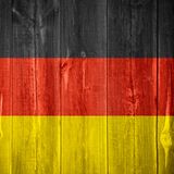 DEUTSCHLAND  Kleine Aufmerksamkeit: Bringen Sie ein beim ersten Treffen ein Gastgeschenk mit. Das gilt als höflich.  Körpersprache: Achten Sie auf Ihre Körpersprache. Wer seine Hände in den Hosentaschen lässt, während er spricht, gilt als unhöflich.  Pünktlichkeit: Des Deutschen oberste Priorität: Seien Sie pünktlich!