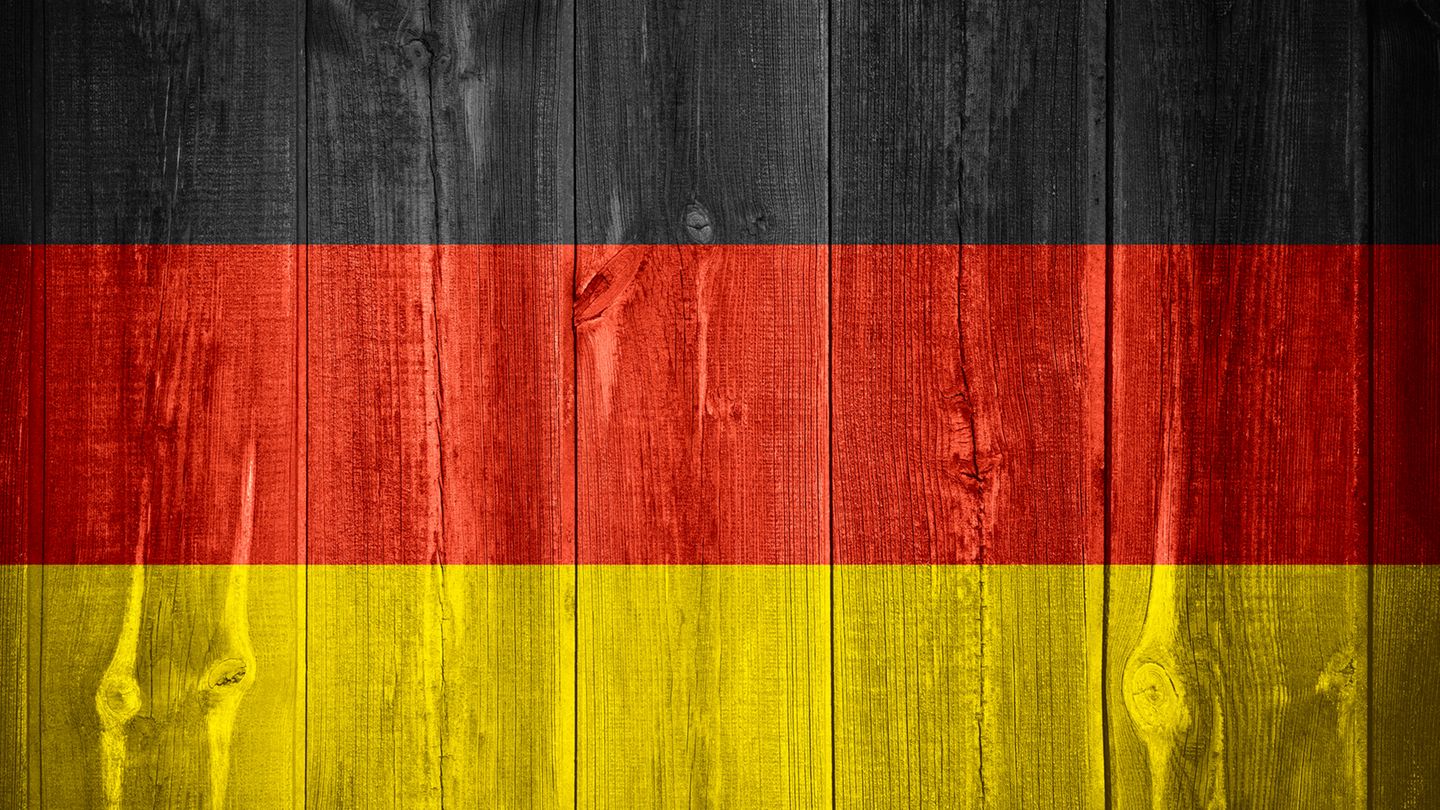 Regeln beim Business Lunch: DEUTSCHLAND Kleine Aufmerksamkeit: Bringen Sie ein beim ersten Treffen ein Gastgeschenk mit. Das gilt als höflich. Körpersprache: Achten Sie auf Ihre Körpersprache. Wer seine Hände in den Hosentaschen lässt, während er spricht, gilt als unhöflich. Pünktlichkeit: Des Deutschen oberste Priorität: Seien Sie pünktlich! DEUTSCHLAND Kleine Aufmerksamkeit: Bringen Sie ein beim ersten Treffen ein Gastgeschenk mit. Das gilt als höflich. Körpersprache: Achten Sie auf Ihre Körpersprache. Wer seine Hände in den Hosentaschen lässt, während er spricht, gilt als unhöflich. Pünktlichkeit: Des Deutschen oberste Priorität: Seien Sie pünktlich!