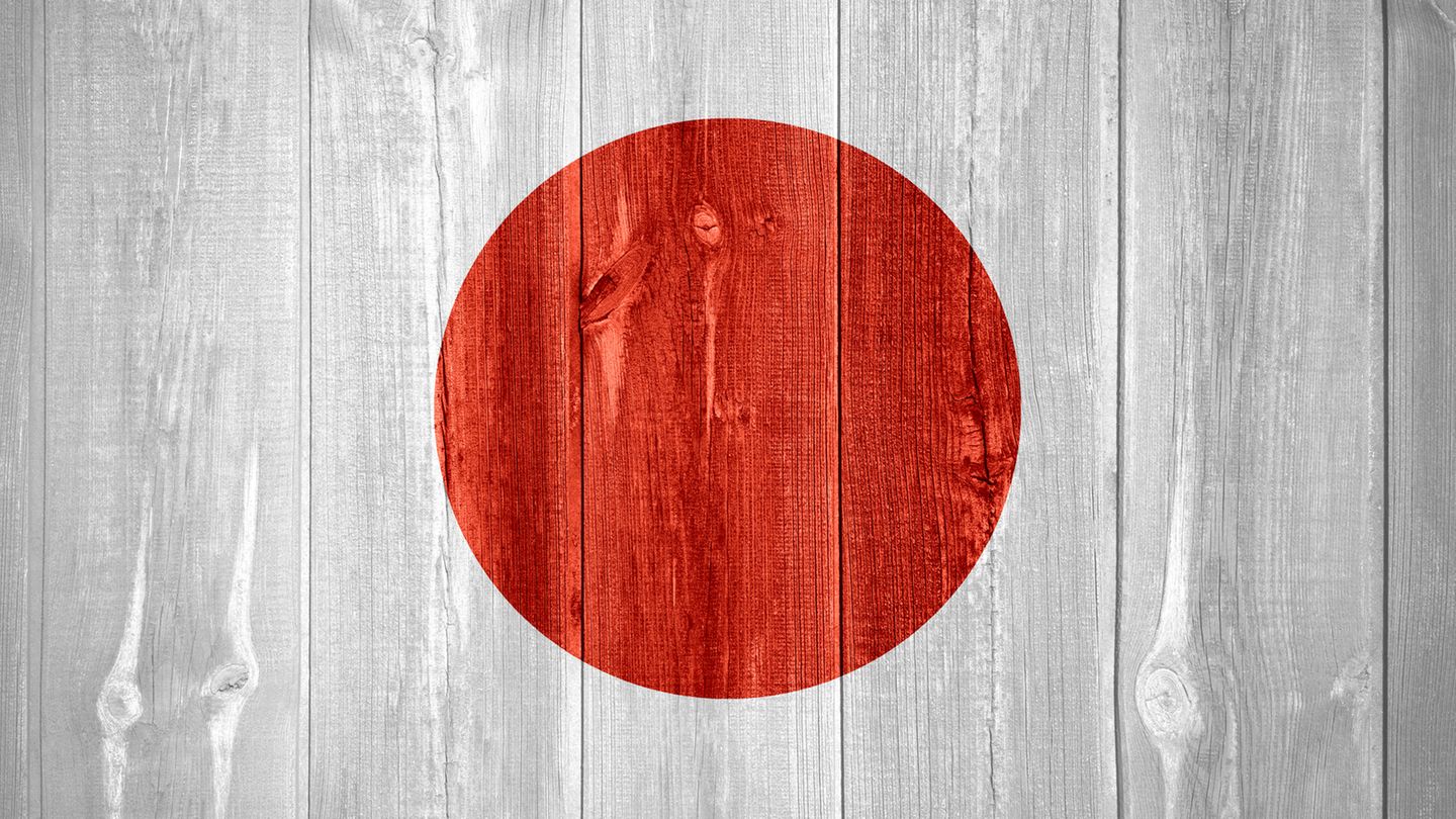 JAPAN  Essen: Fangen Sie niemals als Erster zu essen an. Warten Sie bis der Ehrengast oder die älteste Person beginnt.  Teller leeren: Die Japaner sind bekannt dafür, Verschwendung nicht zu billigen. Versuchen Sie daher immer Ihr Gericht ganz aufzuessen.  Stäbchen: Halten Sie ihre Stäbchen niemals aufrecht. Das ist nur auf Beerdigungen üblich.