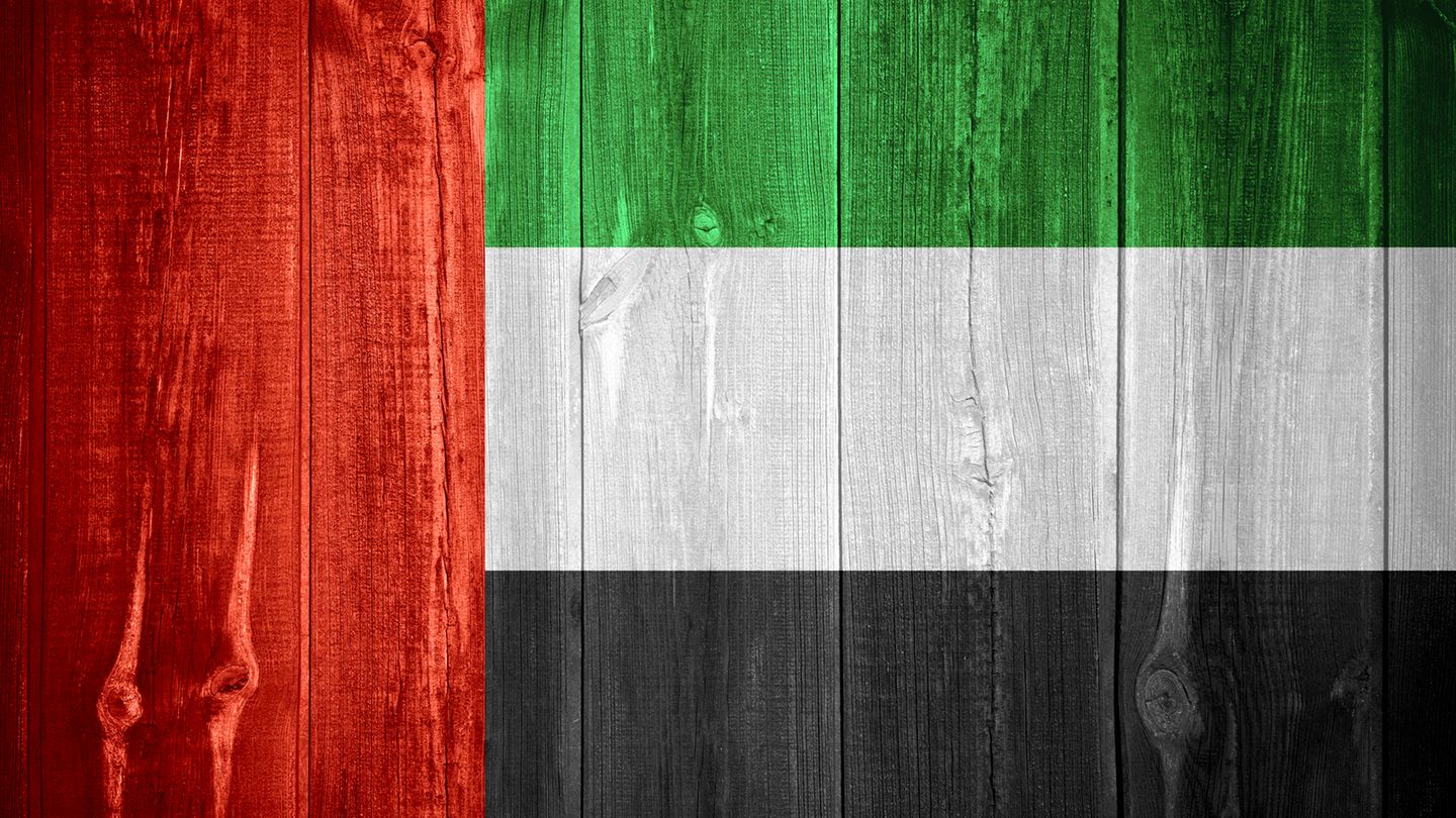 Regeln beim Business Lunch: VEREINIGTE ARABISCHE EMIRATE Trinken: Alkohol wird nicht überall akzeptiert. Wenn ihr Gastgeber keinen Alkohol bestellt, sollten sie lieber nicht danach fragen. Essen: Fragen Sie niemals nach Schwein; in muslimischen Ländern wird Schweinefleisch aus religiösen Gründen verpönt. Entscheidungen: Bis es in den Vereinigten Arabischen Emiraten zu Geschäftsentscheidungen kommt, kann sehr viel Zeit verstreichen. Nutzen Sie also das Geschäftsessen vor allem um Beziehungen zu pflegen. VEREINIGTE ARABISCHE EMIRATE Trinken: Alkohol wird nicht überall akzeptiert. Wenn ihr Gastgeber keinen Alkohol bestellt, sollten sie lieber nicht danach fragen. Essen: Fragen Sie niemals nach Schwein; in muslimischen Ländern wird Schweinefleisch aus religiösen Gründen verpönt. Entscheidungen: Bis es in den Vereinigten Arabischen Emiraten zu Geschäftsentscheidungen kommt, kann sehr viel Zeit verstreichen. Nutzen Sie also das Geschäftsessen vor allem um Beziehungen zu pflegen.