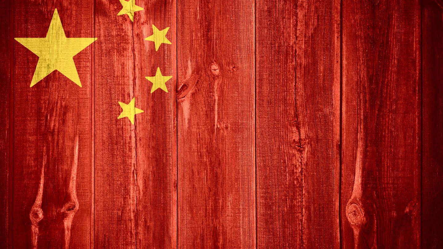 Regeln beim Business Lunch: CHINA Sitzordnung: Warten Sie darauf, bis Ihnen ein Platz vom Gastgeber zugeordnet wird. Gäste sitzen gemäß ihres Standes in einer gewissen Reihenfolge. Der Gastgeber sitzt meist am Ost-Ende eines Raumes. Essen: Wählen Sie Ihr Besteck mit Bedacht. Wer nicht mit Stäbchen essen kann, sollte es nicht beim Geschäftsessen lernen. Teller nicht ganz leer essen: In anderen Ländern ist es unhöflich, etwas auf dem Teller übrig zu lassen. Nicht aber in China, dort gehört es zum guten Ton ein paar Bissen auf dem Teller zu lassen. Damit drückt man aus, dass man satt ist und das Essen geschmeckt hat. Allgemein gilt es als höflich. CHINA Sitzordnung: Warten Sie darauf, bis Ihnen ein Platz vom Gastgeber zugeordnet wird. Gäste sitzen gemäß ihres Standes in einer gewissen Reihenfolge. Der Gastgeber sitzt meist am Ost-Ende eines Raumes. Essen: Wählen Sie Ihr Besteck mit Bedacht. Wer nicht mit Stäbchen essen kann, sollte es nicht beim Geschäftsessen lernen. Teller nicht ganz leer essen: In anderen Ländern ist es unhöflich, etwas auf dem Teller übrig zu lassen. Nicht aber in China, dort gehört es zum guten Ton ein paar Bissen auf dem Teller zu lassen. Damit drückt man aus, dass man satt ist und das Essen geschmeckt hat. Allgemein gilt es als höflich.