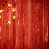 CHINA  Sitzordnung: Warten Sie darauf, bis Ihnen ein Platz vom Gastgeber zugeordnet wird. Gäste sitzen gemäß ihres Standes in einer gewissen Reihenfolge. Der Gastgeber sitzt meist am Ost-Ende eines Raumes.  Essen: Wählen Sie Ihr Besteck mit Bedacht. Wer nicht mit Stäbchen essen kann, sollte es nicht beim Geschäftsessen lernen.  Teller nicht ganz leer essen: In anderen Ländern ist es unhöflich, etwas auf dem Teller übrig zu lassen. Nicht aber in China, dort gehört es zum guten Ton ein paar Bissen auf dem Teller zu lassen. Damit drückt man aus, dass man satt ist und das Essen geschmeckt hat. Allgemein gilt es als höflich.