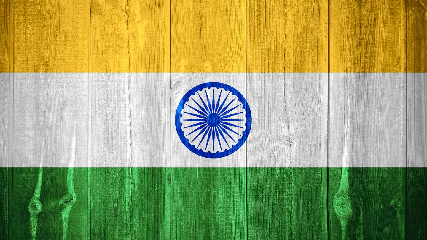 Regeln beim Business Lunch: INDIEN Essen: Sagen Sie niemals "danke" nach dem Essen. In Indien gilt es als unnötig. Verbeugen Sie sich leicht, indem sie die Handflächen aneinander pressen. Trinken: Lehnen Sie niemals Tee ab, das ist unhöflich! Verhalten: Seien Sie niemals zu direkt. Auch das gilt als unhöflich. Anstellen von "Nein" können Sie "Ich denke darüber nach" sagen. INDIEN Essen: Sagen Sie niemals "danke" nach dem Essen. In Indien gilt es als unnötig. Verbeugen Sie sich leicht, indem sie die Handflächen aneinander pressen. Trinken: Lehnen Sie niemals Tee ab, das ist unhöflich! Verhalten: Seien Sie niemals zu direkt. Auch das gilt als unhöflich. Anstellen von "Nein" können Sie "Ich denke darüber nach" sagen.