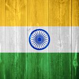 INDIEN  Essen: Sagen Sie niemals "danke" nach dem Essen. In Indien gilt es als unnötig. Verbeugen Sie sich leicht, indem sie die Handflächen aneinander pressen.  Trinken: Lehnen Sie niemals Tee ab, das ist unhöflich!  Verhalten: Seien Sie niemals zu direkt. Auch das gilt als unhöflich. Anstellen von "Nein" können Sie "Ich denke darüber nach" sagen.