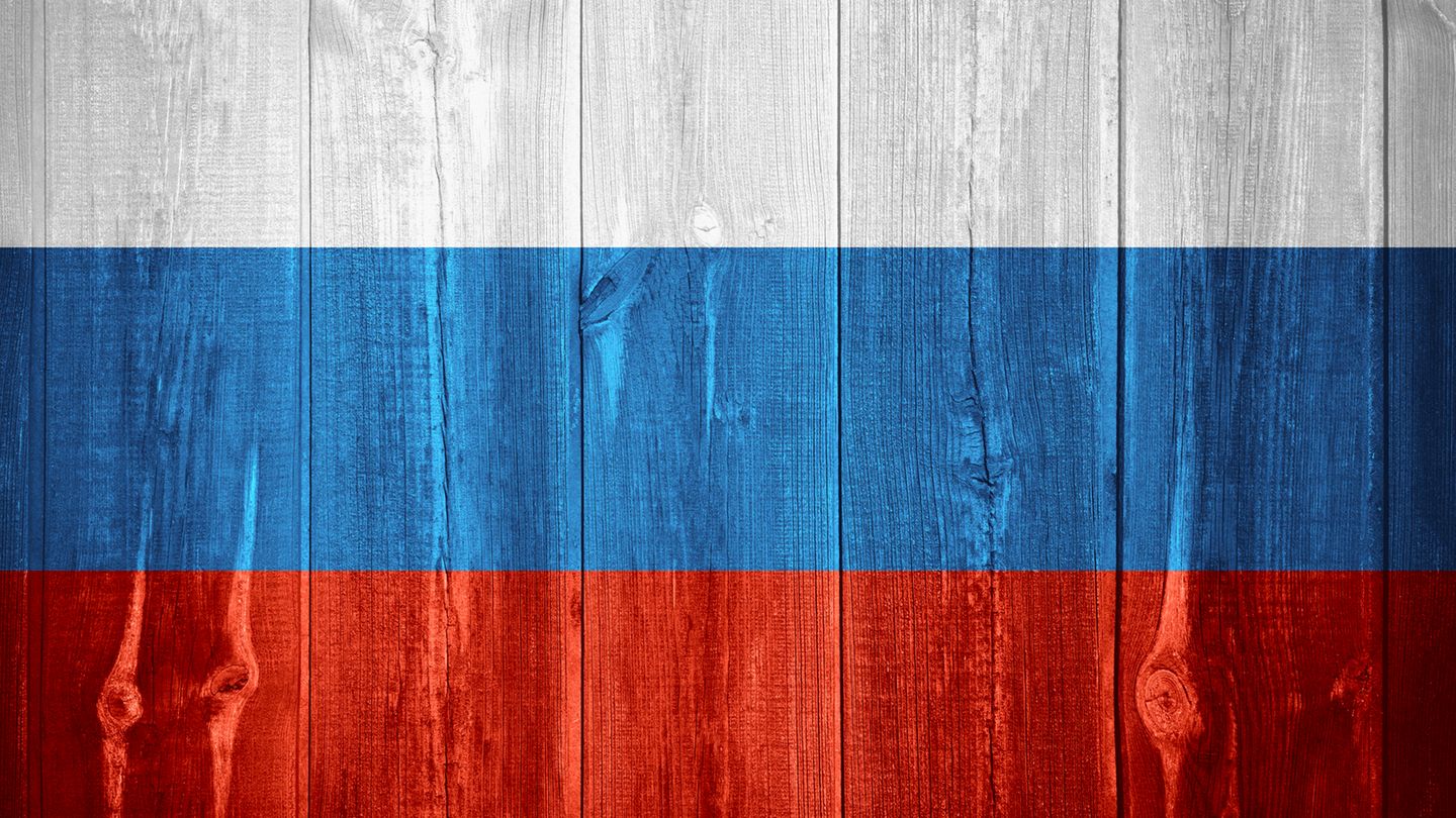 Regeln beim Business Lunch: RUSSLAND Trinken: Kennen Sie Ihre Grenzen! Vodka wird von den Einheimischen viel getrunken, aber nicht jeder Europäer kann da mithalten. Essen: Lehnen Sie Essen ab, sobald Sie sich voll fühlen. Ein reich gedeckter Tisch ist oft ein Symbol für Reichtum. Die Russen wissen wie man auftischt. Deshalb können Sie höflich "Nein" sagen. Toast: Jeder Toast in Russland hat eine eigene Bedeutung. Oft muss auch der Gast etwas sagen. Seien Sie also vorbereitet. Wenn alle Stricke reißen: Trinken Sie auf die Frauen! Die Russen werden Sie lieben. RUSSLAND Trinken: Kennen Sie Ihre Grenzen! Vodka wird von den Einheimischen viel getrunken, aber nicht jeder Europäer kann da mithalten. Essen: Lehnen Sie Essen ab, sobald Sie sich voll fühlen. Ein reich gedeckter Tisch ist oft ein Symbol für Reichtum. Die Russen wissen wie man auftischt. Deshalb können Sie höflich "Nein" sagen. Toast: Jeder Toast in Russland hat eine eigene Bedeutung. Oft muss auch der Gast etwas sagen. Seien Sie also vorbereitet. Wenn alle Stricke reißen: Trinken Sie auf die Frauen! Die Russen werden Sie lieben.