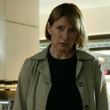 Mit Dagmar Manzel ist auch die zweite Hauptperson des neuen Franken-"Tatorts" eine Zugezogene. Die von ihr gespielte Paula Ringelhahn kommt aus Guben. Mit Manzel hat der BR eine echte Großschauspielerin gewonnen: Die 1958 in Ost-Berlin Geborene hat in unzähligen Fernseh- und Kinofilmen mitgewirkt und mit einigen der größten Regisseure gedreht (Heiner Carow, Helmut Dietl, Andreas Dresen, Hans-Christian Schmid, Matti Geschonneck). Im neuen "Tatort" eckt sie oft an: Ihre Paula Ringelhahn hat ein ausgesprochenes Problem damit, sich Autoritäten zu beugen.