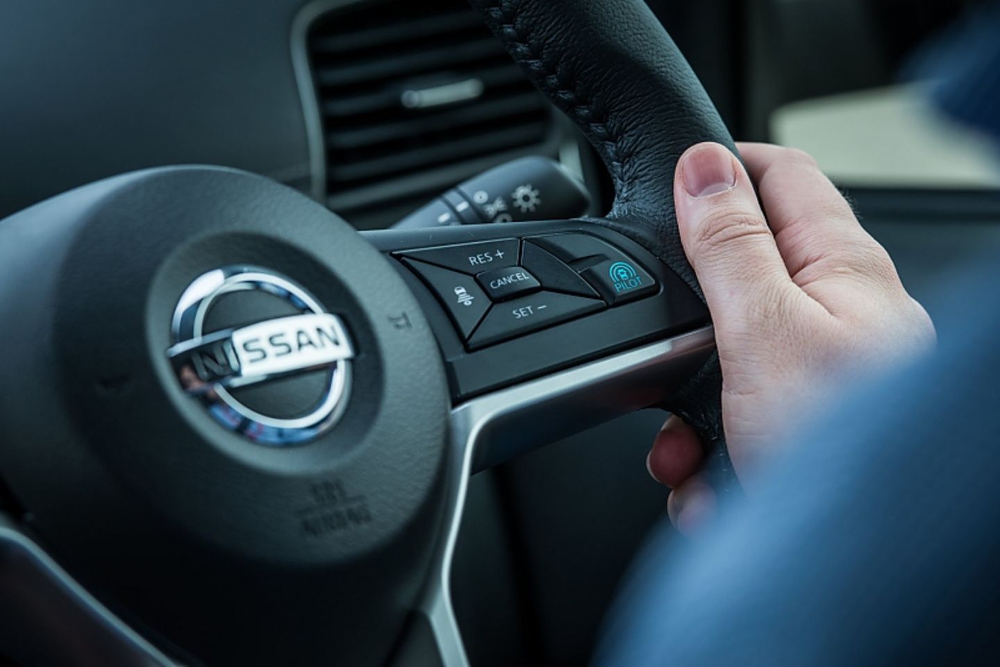 Nissan ProPilot 1 - Autobahnassistent in Serena und Qashqai