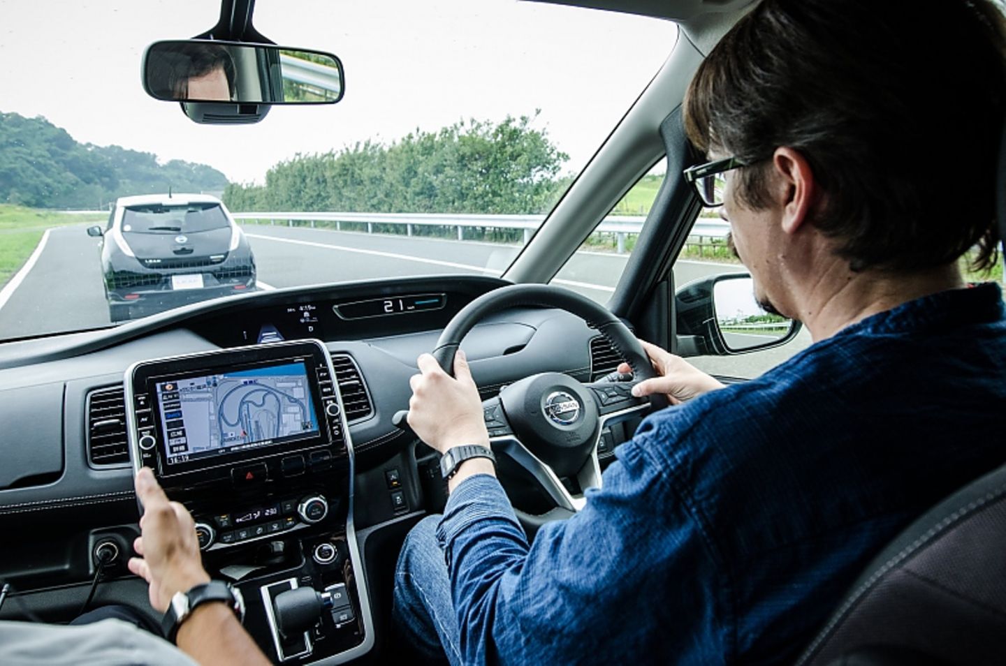 Nissan ProPilot 1 - Autobahnassistent in Serena und Qashqai