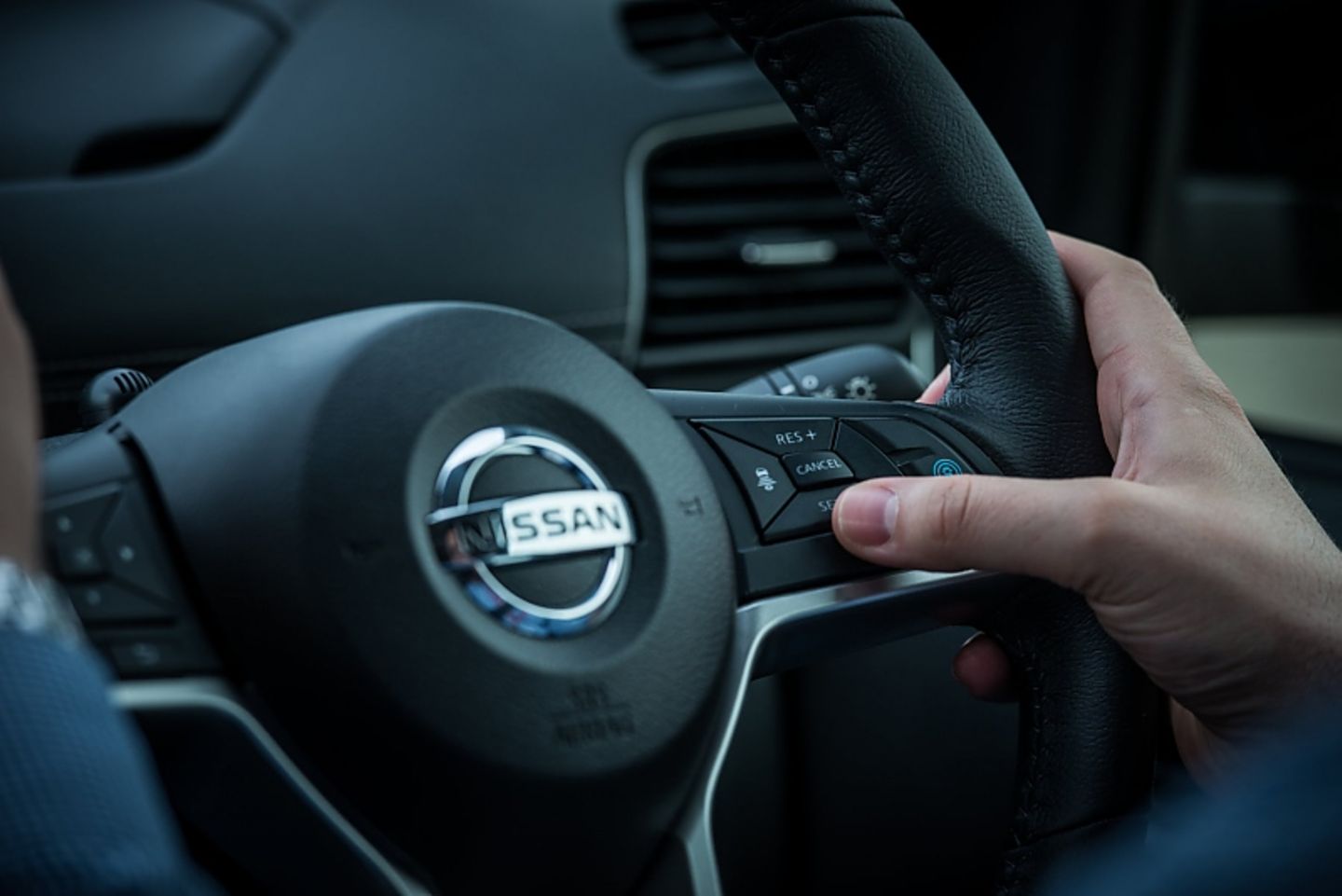 Nissan ProPilot 1 - Autobahnassistent in Serena und Qashqai