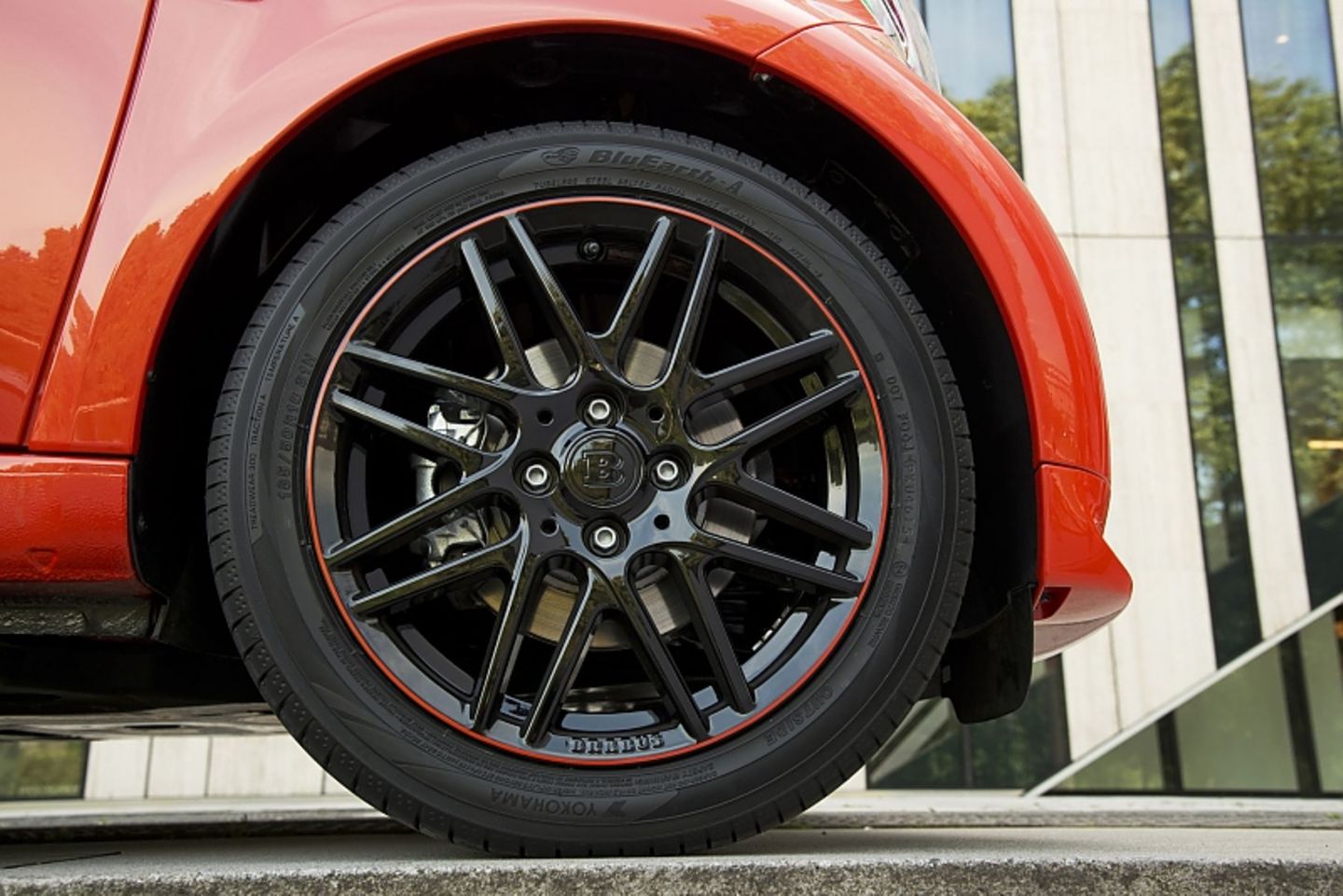 Vorne steht das Brabus Smart Fortwo Cabrio auf 16-Zoll-Rädern