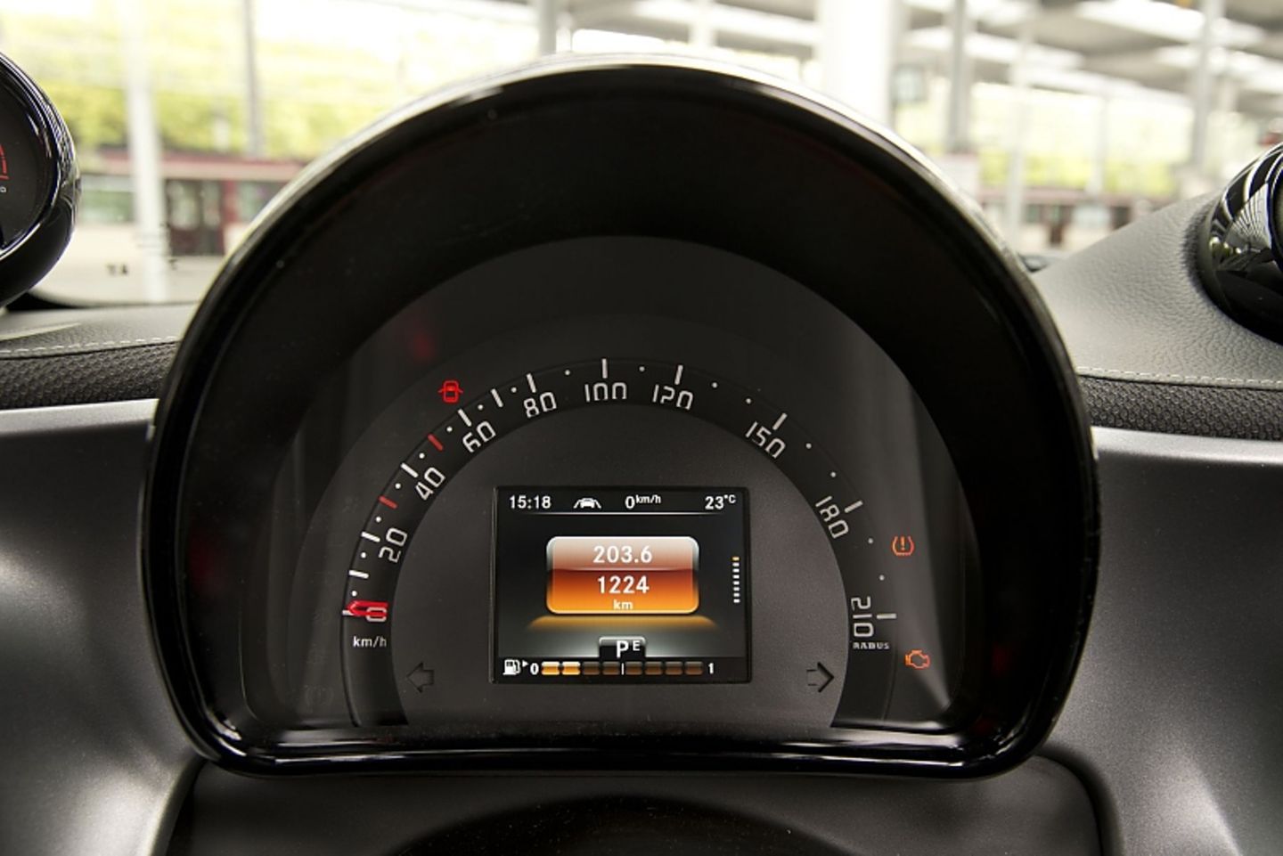 Das Cockpit mit dem Zentral-Instrument