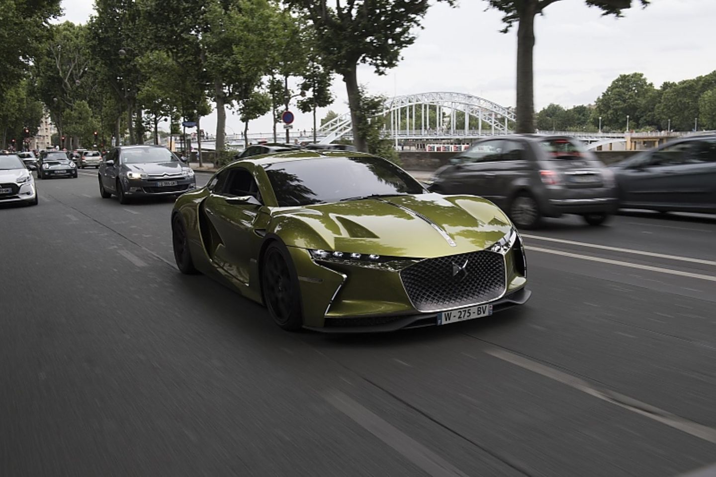 Das Gesicht in der Menge: Der DS E-Tense fällt auf