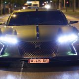 Das LED-Licht leuchtet die Straße gut aus