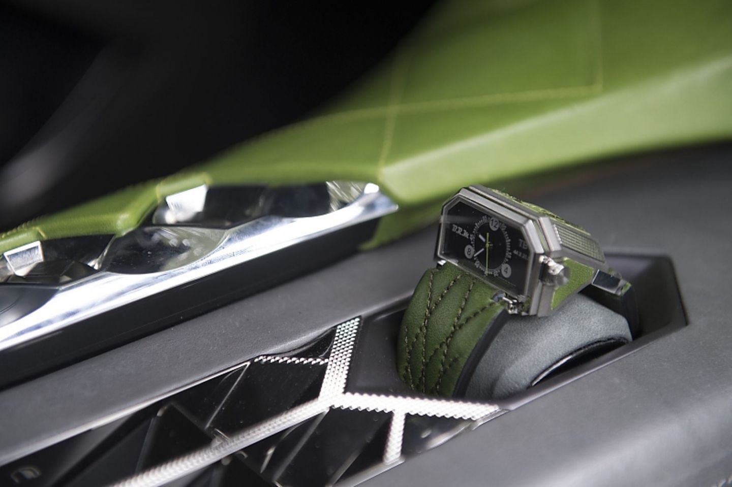 Eine Armbanduhr aus dem Hause "BRM Chronographes" steckt in der Mittelkonsole