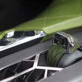 Eine Armbanduhr aus dem Hause "BRM Chronographes" steckt in der Mittelkonsole