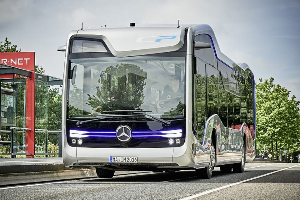 Mercedes Bus der Zukunft - von außen kaum anders als die normalen Omnibusse