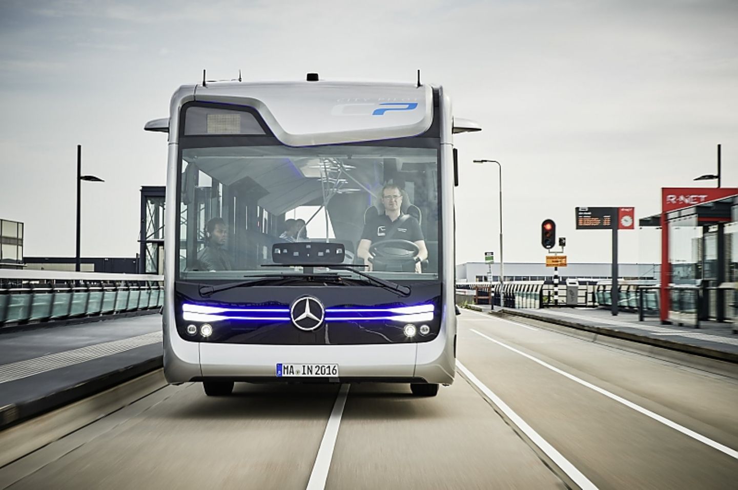Mercedes Bus der Zukunft - teilautonom auf eigenen Busspuren