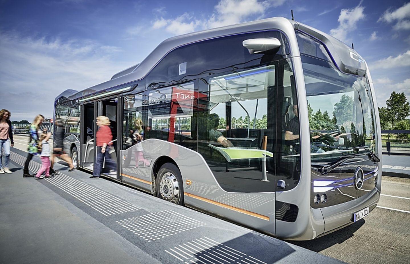 Mercedes Bus der Zukunft - automatisch öffnen und schließen sich die Türen