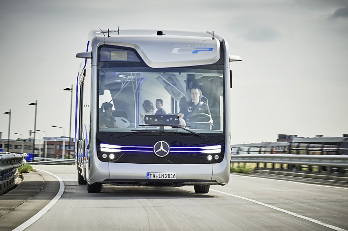 Der Fahrer ist im Mercedes Bus der Zukunft nahezu arbeitslos