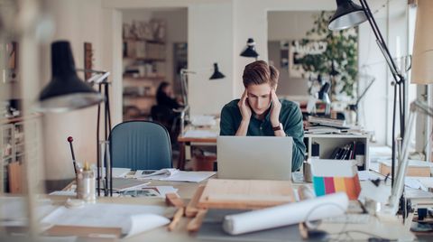 Befristete Arbeitsverhältnisse und Entwicklungen wie "Generation Praktikum" drücken in Deutschland die Haushaltseinkommen