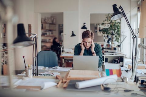 Befristete Arbeitsverhältnisse und Entwicklungen wie "Generation Praktikum" drücken in Deutschland die Haushaltseinkommen