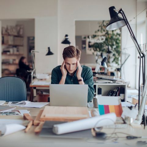 Befristete Arbeitsverhältnisse und Entwicklungen wie "Generation Praktikum" drücken in Deutschland die Haushaltseinkommen