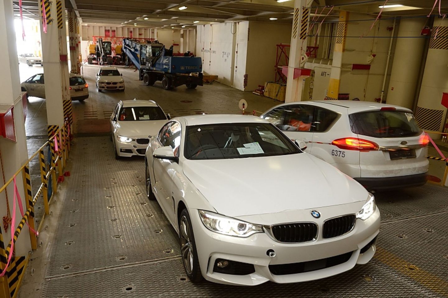 Bremerhaven - tausende Autos kommen - und gehen