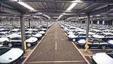 Bremerhaven Mitsubishi Halle voller Porsche-Modelle