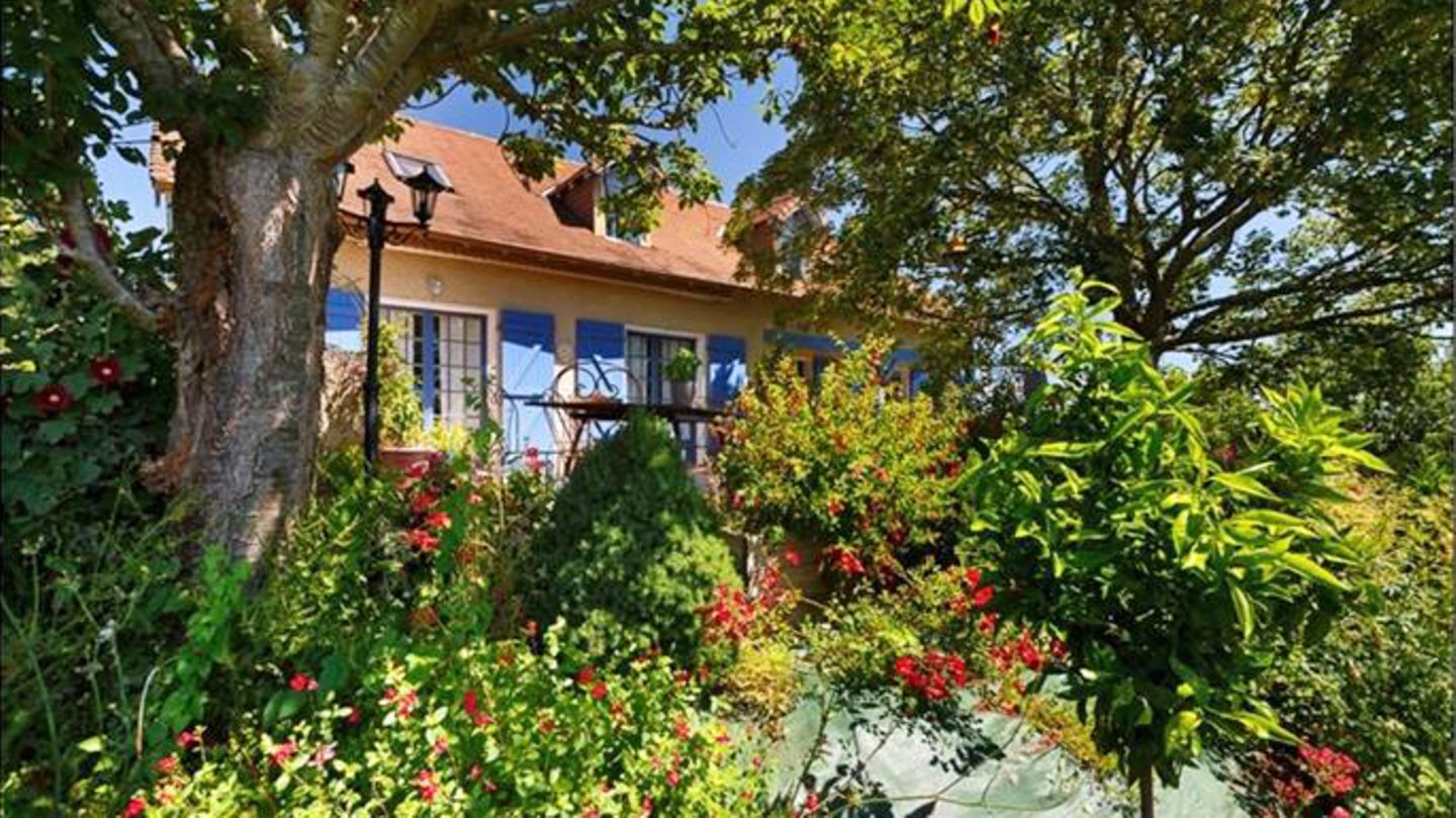 236.000 Euro soll dieses perfekt ausgestattete Haus mit Blick auf die Pyrenäen kosten. Inklusive Terrasse, Swimming Pool und Kamin. Das Haus hat 200 Quadratmeter Wohnfläche, das Grundstück am Hang umfasst 5000 Quadratmeter.
