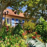 236.000 Euro soll dieses perfekt ausgestattete Haus mit Blick auf die Pyrenäen kosten. Inklusive Terrasse, Swimming Pool und Kamin. Das Haus hat 200 Quadratmeter Wohnfläche, das Grundstück am Hang umfasst 5000 Quadratmeter.