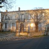 Für 188.000 Euro gibt es dieses große Haus in der Gironde. Acht Zimmer, Kamin und ein Grunstück von 6000 Quadratmetern lassen darüber hinwegsehen, dass das Haus nicht perfekt renoviert ist. 