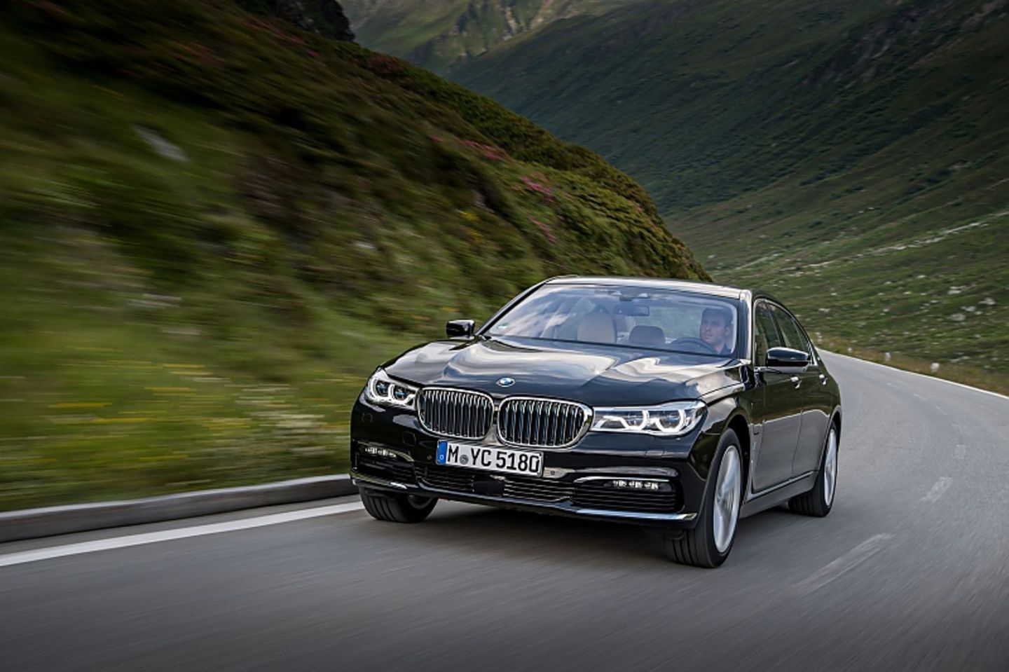 Die Limousine kann bis zu einer Geschwindigkeit von 140 km/h rein elektrisch fahren